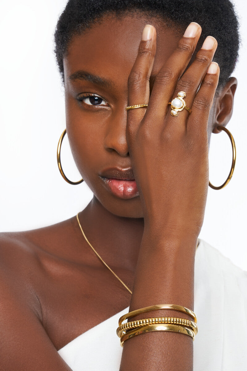 Ring with vertical faux pearls