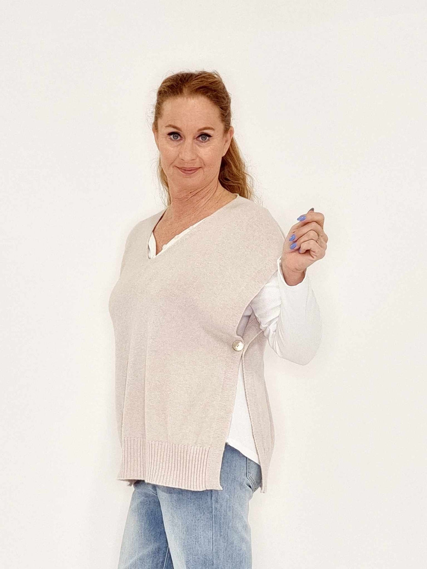 Poncho bluse med 1 knap i hver side