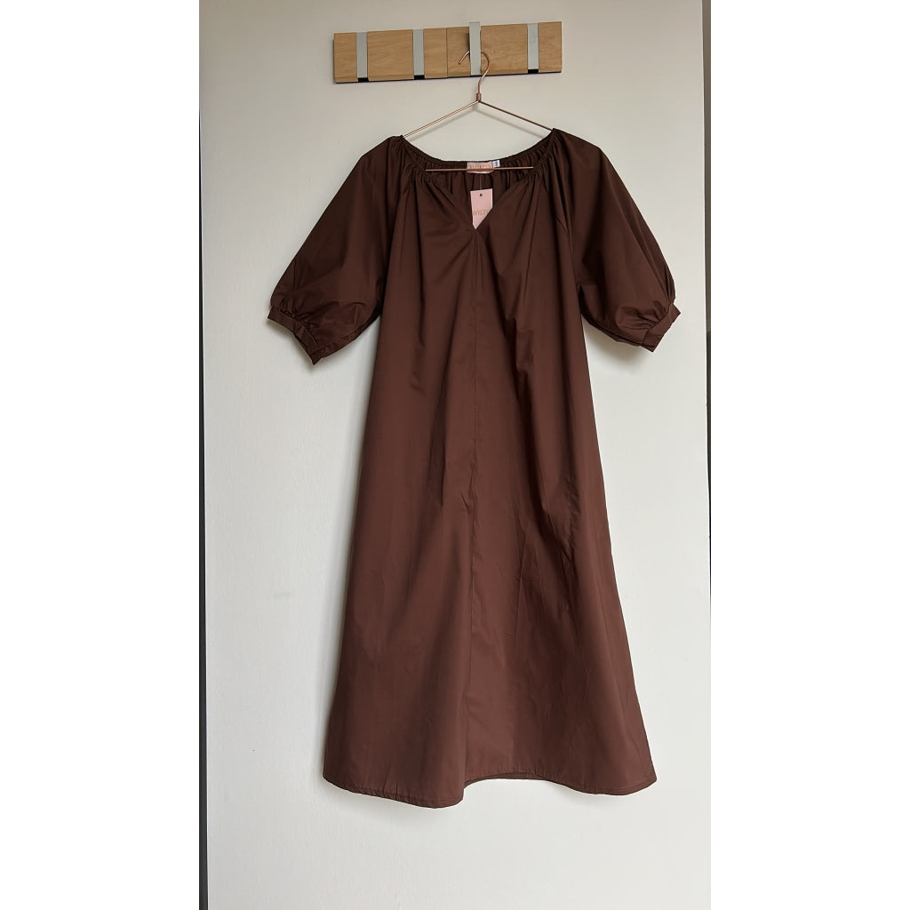 Dress in solid color with pockets