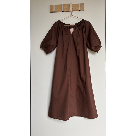 Dress in solid color with pockets
