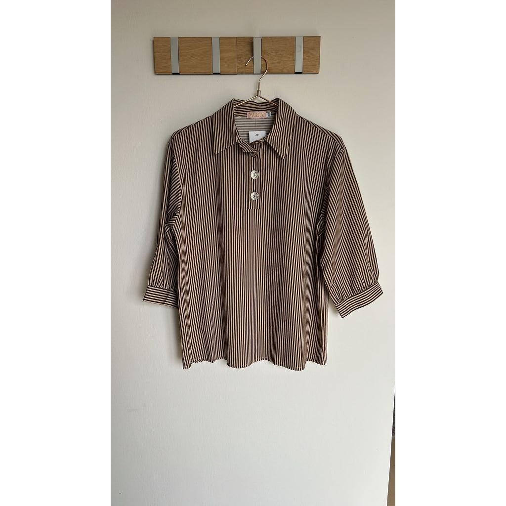 Shirt with gold button