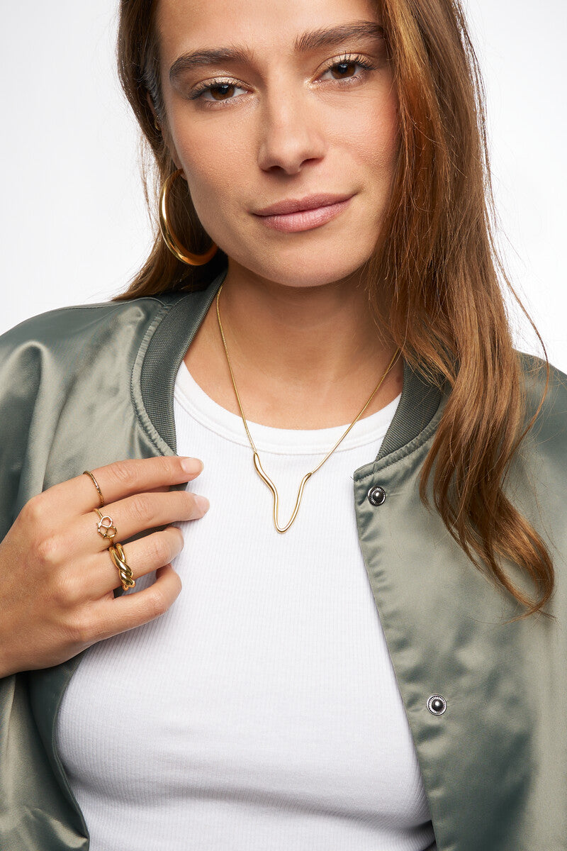 Chain with organic v-shape