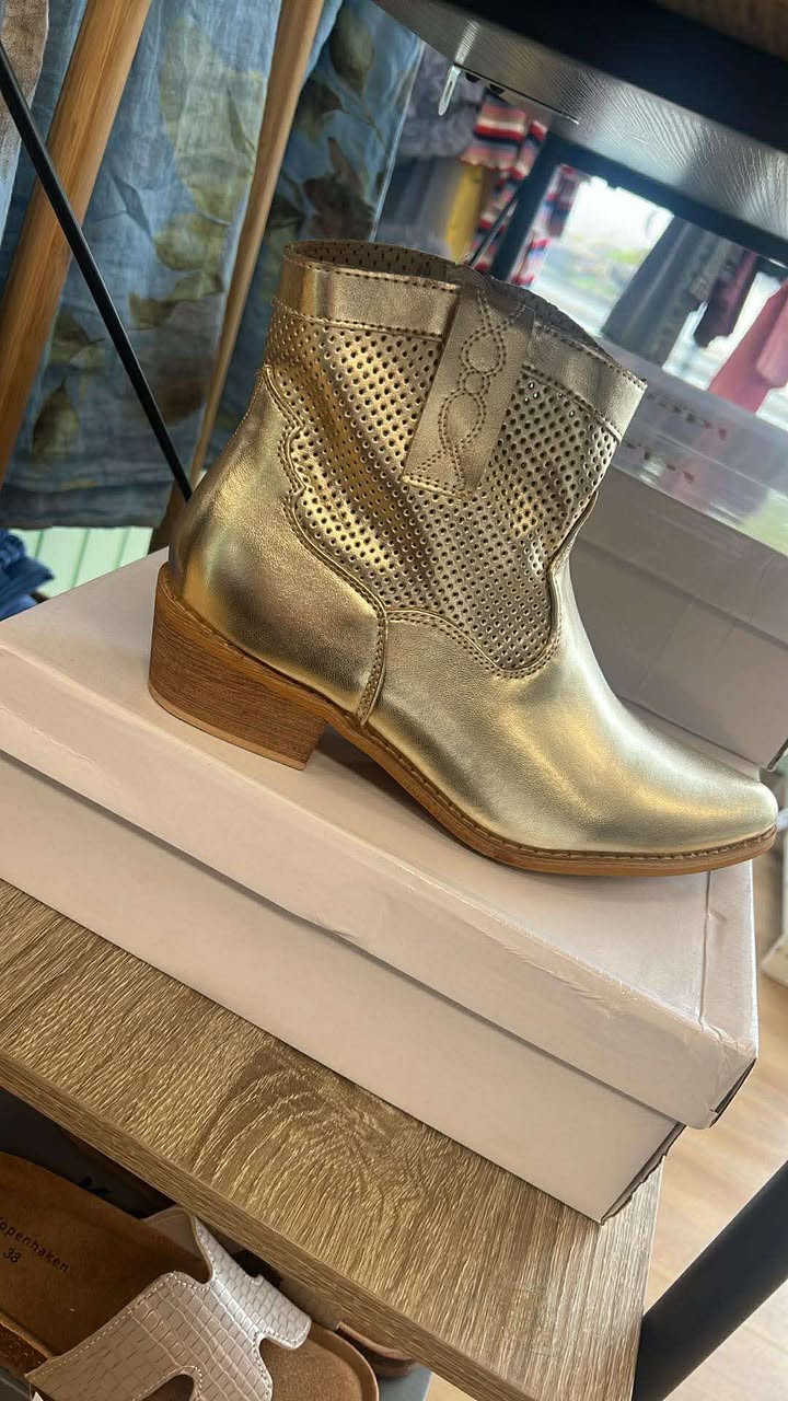 Naela cowboy boot
